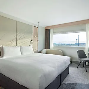Hyatt Place London Heathrow Airport מלון